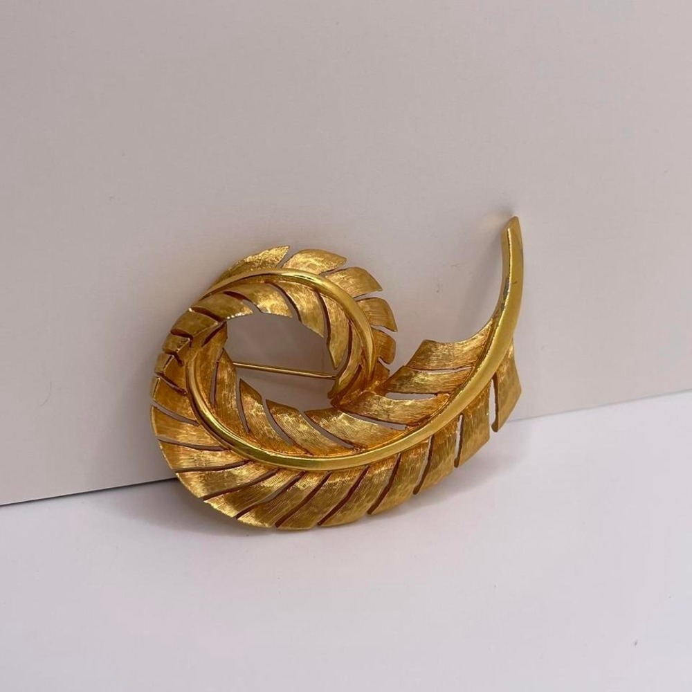 VTG 60s Whimsical Feather Plume Brooch‎ Gold Tone Retro Pin Cottagecore Unique